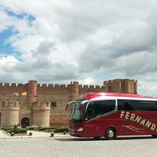 Autobuses Fernández bus en sitio turístico