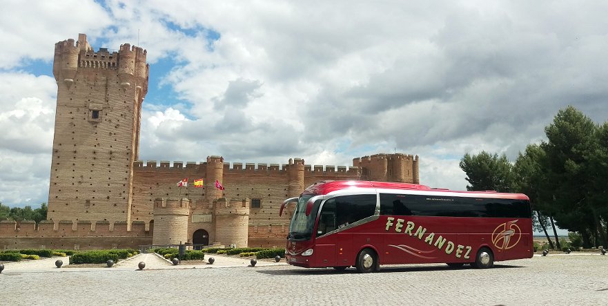 Autobuses Fernández bus en sitio turístico