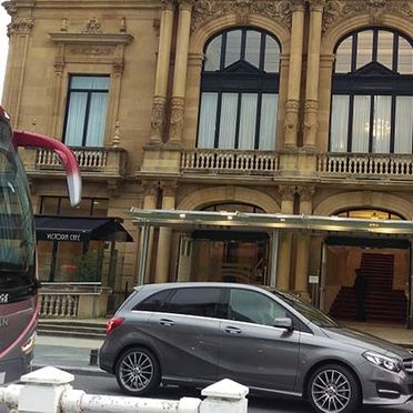 Autobuses Fernández vehículos en la calle